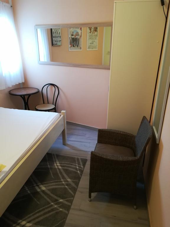 Cinema House Single & Double Rooms & Studio Apartments Pula Exterior photo